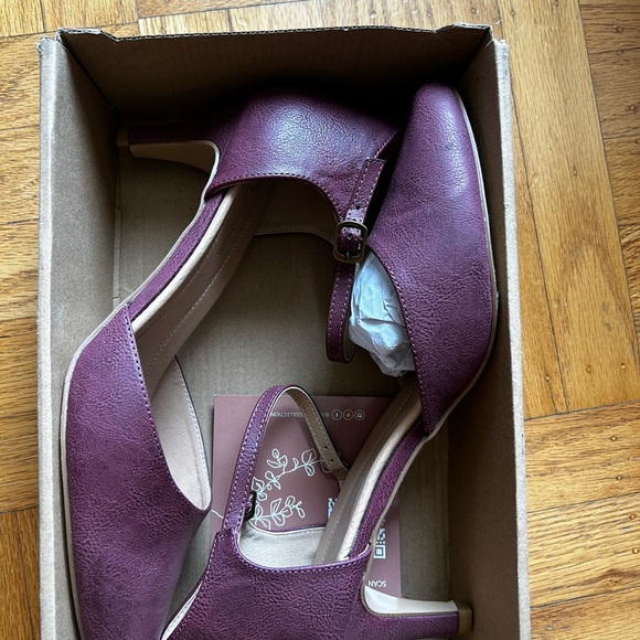 Size 12 pumps, low heels, red/wine colored, perfect condition - Picture 2 of 5